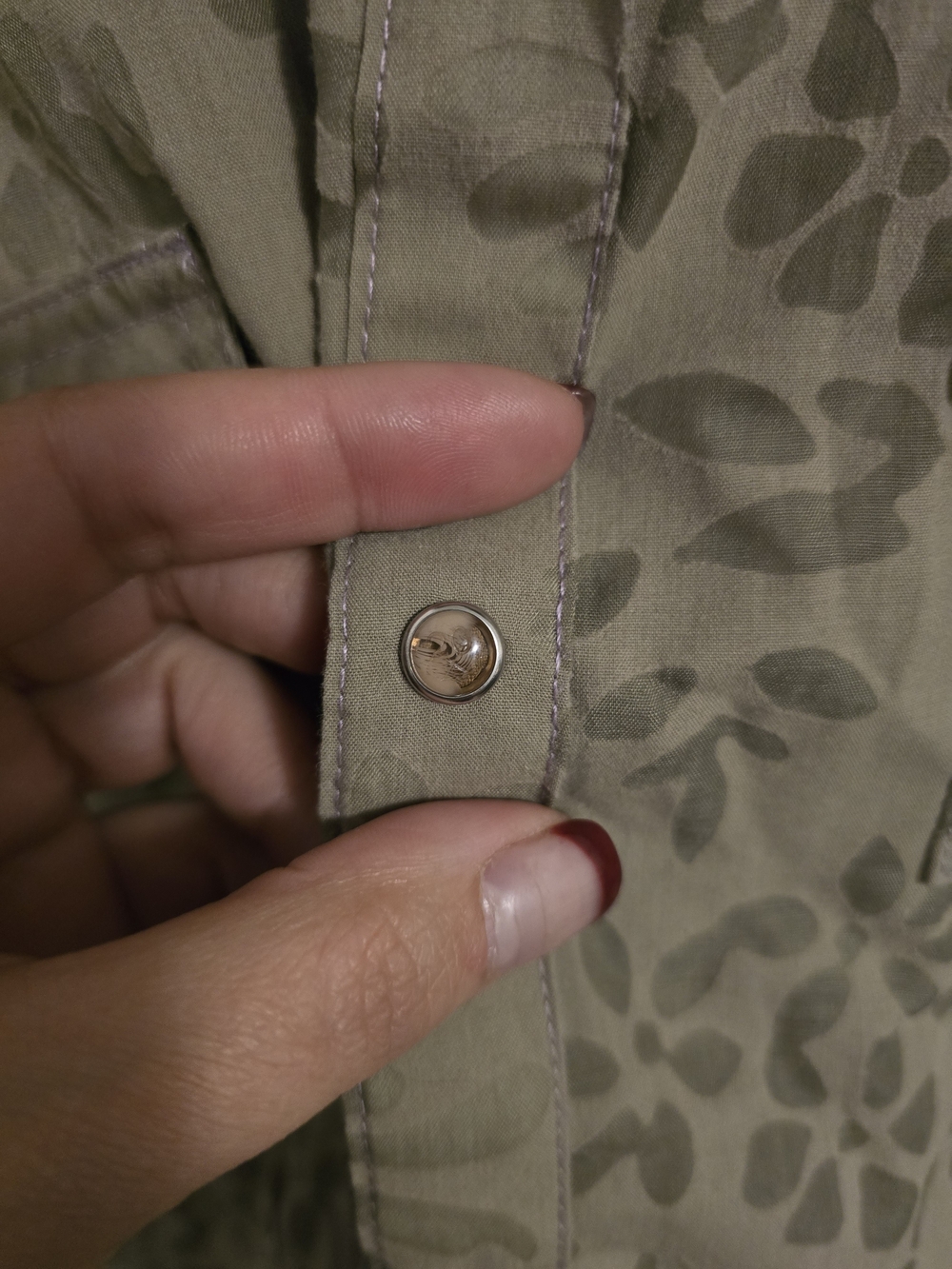 Casual Olive Short-Sleeve Button-Down Shirt with Leaf Print - Picture 3 of 6